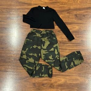 SHEIN Girls Solid Top & Camo Print Pants